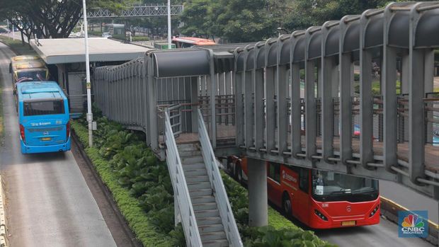 Bus TransJakarta melintas di depan halte bus Bundaran Senayan, Jakarta, Selasa, (30/5/2023). (CNBC Indonesia/Muhammad Sabki)