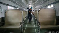 Begini penampakan kursi tegak kereta ekonomi sebelum dimodifikasi.