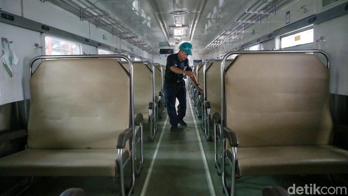 Bye-bye Kursi Tegak Kereta Ekonomi PT KAI (Persero) mengganti seluruh kursi tegak di kereta ekonomi pada tahun. Pergantian kursi ini sebagai upaya perusahaan meningkatkan pelayanan.