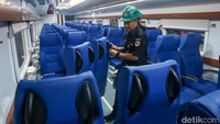 Interior gerbong juga dimodif mirip dengan kereta eksekutif seperti bentuk bagasi dan nuansa interior yang lebih cerah. 