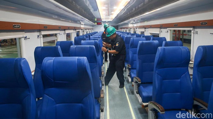 PT KAI (Persero) mengganti seluruh kursi tegak di kereta ekonomi pada tahun. Pergantian kursi ini sebagai upaya perusahaan meningkatkan pelayanan.