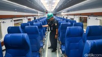 Petugas memasang dan mengecek kursi penumpang di Balai Yasa Manggarai, Jakarta, Selasa (30/5/2023).