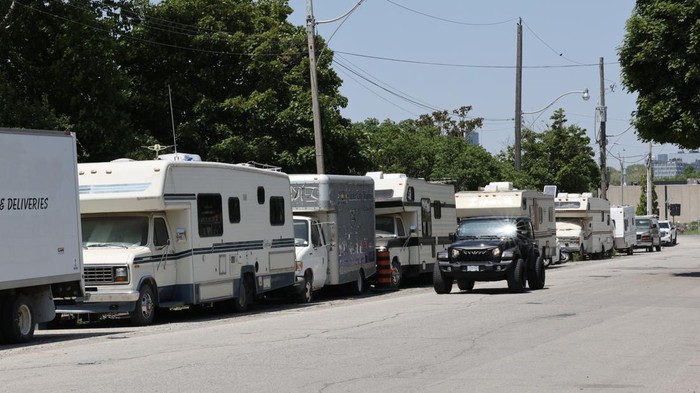 Campervan Bekas Jadi Tempat Tinggal Tunawisma di Kanada TORONTO, ON - May 29 With the current housing crunch and economic problems, some people have taken to living in their car or in campers. A series of trailers and campers have been parked for months on Bouchette near the Logan and Lakeshore intersection.
May 29 2023 (Richard Lautens/Toronto Star via Getty Images)