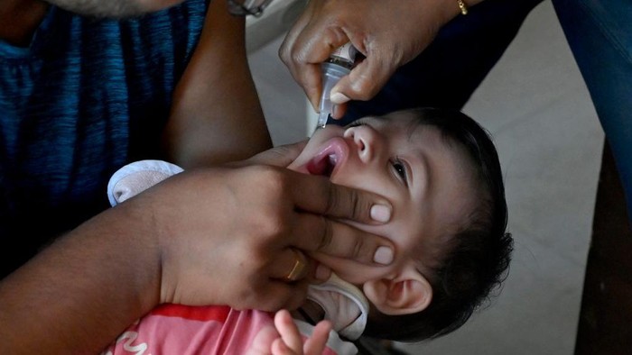 Anak-anak di berbagai daerah di India melakukan vaksin polio oral. Hal tersebut untuk mencegah terjadinya kasus penyakit polio.