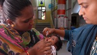 Seorang petugas kesehatan memberikan obat tetes Pulse Polio kepada seorang anak, pada di Kolkata, India, Minggu (28/5/2023). Samir Jana/Hindustan Times via Getty Images