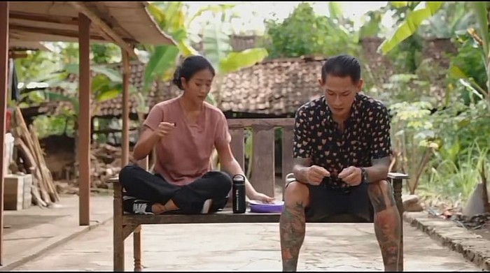 Chef Juna dan Chef Renatta Ketagihan Makan Belalang Goreng di Yogyakarta