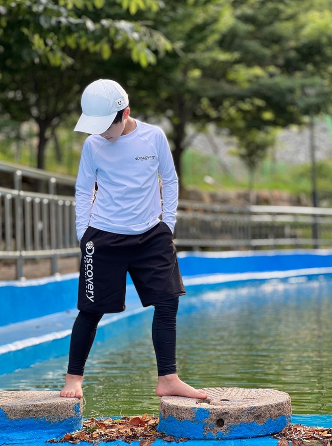 Jika dilihat sekilas Choi Jiwon memang memiliki kemiripan dengan Rafathar. Model rambut dan gaya berbusana keduanya tampak hampir mirip. Foto: Instagram/@jiw_juw_family