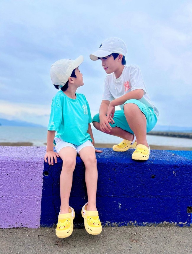 Sama seperti Rafathar, Choi Jiwon juga memiliki seorang adik laki-laki bernama Choi Juwon. Keduanya juga kerap berpose bersama. Foto: Instagram/@jiw_juw_family