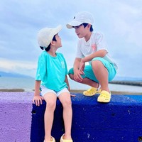 Sama seperti Rafathar, Choi Jiwon juga memiliki seorang adik laki-laki bernama Choi Juwon. Keduanya juga kerap berpose bersama. Foto: Instagram/@jiw_juw_family