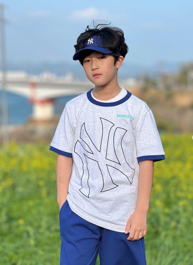 Melihat dari foto-foto yang dibagikan di media sosialnya, selain pandai memilih outfit yang dikenakannya, Choi Jiwon juga cukup pandai bergaya di depan kamera. Foto: Instagram/@jiw_juw_family