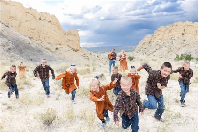 Setelah punya 12 anak, Courtney dan Chris tidak berencana menambah momongan lagi. Foto: Instagram/@littlehouseinthehighdesert