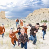 Setelah punya 12 anak, Courtney dan Chris tidak berencana menambah momongan lagi. Foto: Instagram/@littlehouseinthehighdesert