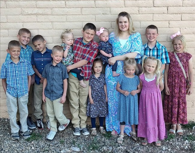 Sejak melahirkan anak pertamanya pada 2010, Courtney terus hamil setiap tahunnya, dalam 12 tahun. Anak bungsunya baru lahir pada Maret 2022 lalu. Foto: Instagram/@littlehouseinthehighdesert