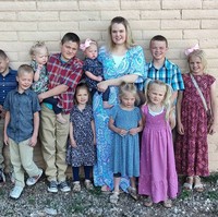 Sejak melahirkan anak pertamanya pada 2010, Courtney terus hamil setiap tahunnya, dalam 12 tahun. Anak bungsunya baru lahir pada Maret 2022 lalu. Foto: Instagram/@littlehouseinthehighdesert