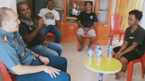 Danlanal Maumere Kolonel Laut (P) Ady Dharmawan mengunjungi Andreas Wiliam Sanda di Sikka, Selasa (30/5/2023). Andreas merupakan korban penganiayaan oleh sejumlah anggota TNI AL.