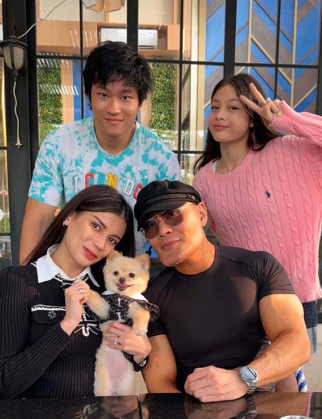 Deddy Corbuzier secara terang-terangan juga sempat mengaku pernah menjalani operasi plastik. Hal itu diungkapkannya dalam video bertajuk POV - HOAX TERBAIK ALA RATNA SARUMPAET feat. DEDDY CORBUZIER + MAJELIS LUCU INDONESIA bersama dengan tim Cameo Project dan Majelis Lucu Indonesia. Foto: Instagram/@mastercorbuzier