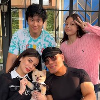 Deddy Corbuzier secara terang-terangan juga sempat mengaku pernah menjalani operasi plastik. Hal itu diungkapkannya dalam video bertajuk POV - HOAX TERBAIK ALA RATNA SARUMPAET feat. DEDDY CORBUZIER + MAJELIS LUCU INDONESIA bersama dengan tim Cameo Project dan Majelis Lucu Indonesia. Foto: Instagram/@mastercorbuzier