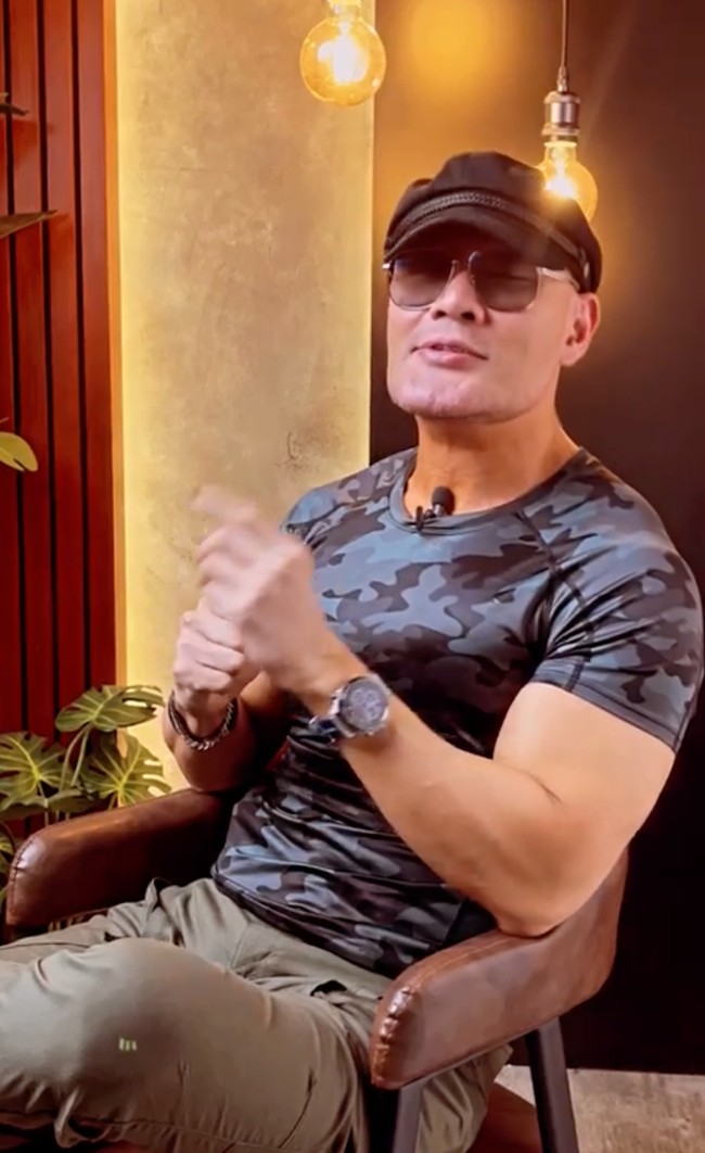 Deddy mengaku sempat menjalani operasi plastik pada bagian matanya. Hal itu dilakukan agar ia bisa mendapat lipatan mata. Foto: Instagram/@mastercorbuzier