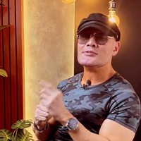 Deddy mengaku sempat menjalani operasi plastik pada bagian matanya. Hal itu dilakukan agar ia bisa mendapat lipatan mata. Foto: Instagram/@mastercorbuzier