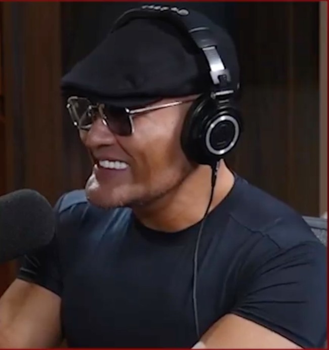 Kini wajah Deddy Corbuzier kembali jadi sorotan. Tak sedikit yang menilai ada perubahan pada bagian wajahnya tersebut, terutama pada bagian dagunya. Foto: Instagram/@mastercorbuzier