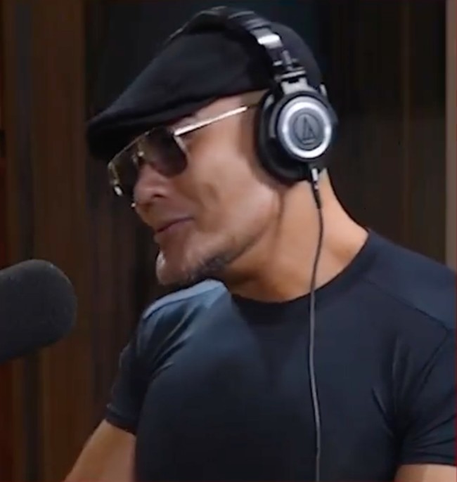 Di akun media sosial tak sedikit netizen yang menyoroti bagian dagu Deddy Corbuzier yang dinilai tampak berbeda. Dagumu ded haduuhhh, komentar salah seorang netizen. Kesini gara gara tiktok ada yg nyamain om dedi habis pulang dari Thailand jadi mirip sony wakwaw, komentar lainnya. Foto: Instagram/@mastercorbuzier