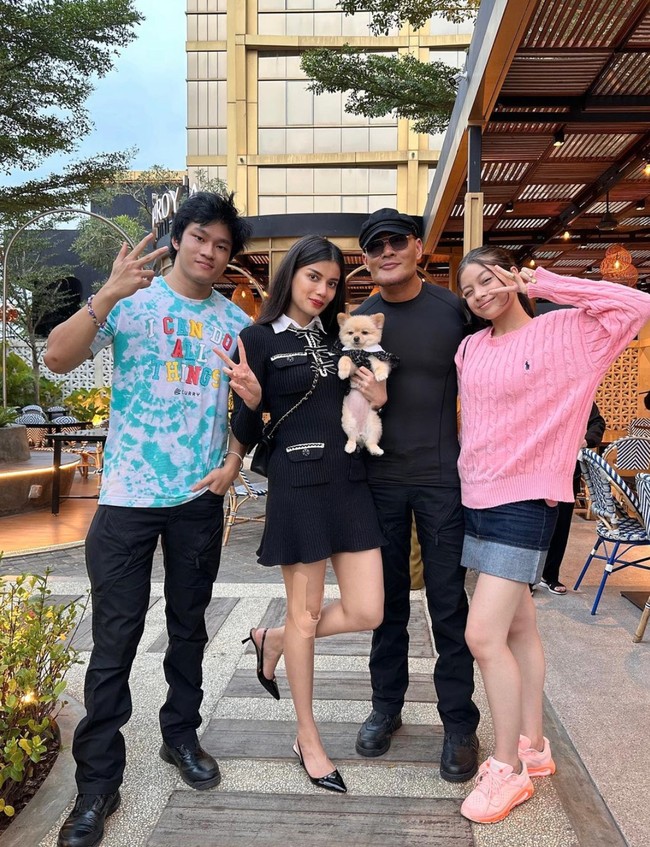 Nama Deddy Corbuzier pastinya sudah tak asing lagi didengar. Memulai kariernya dengan bermain sulap, Deddy dulu sempat dikenal dengan penampilannya yang nyentrik dan serba hitam. Kini penampilannya itu sudah jauh berubah. Foto: Instagram/@mastercorbuzier