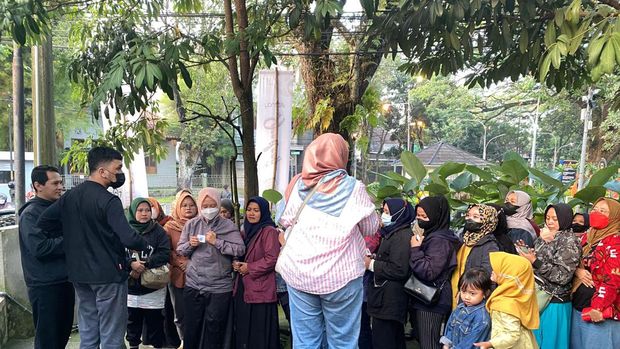 Deenay hijab bagi-bagi mukena gratis untuk rayakan milad.
