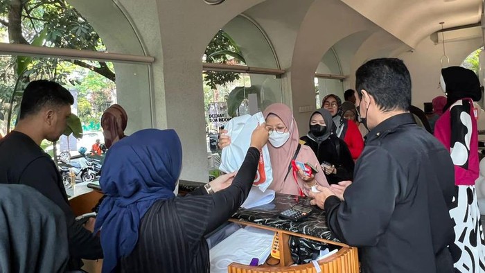 Deenay hijab bagi-bagi mukena gratis untuk rayakan milad.