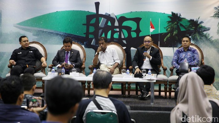 Diskusi Forum Legislasi DPR Mencermati Putusan MK Anggota Komisi III DPR RI Habiburokhman, Pakar Hukum Tata Negara Universitas Khairun Ternate, Margarito Kamis, Anggota Komisi III DPR RI, Supriansah dan Dosen Fakultas Hukum Universitas Islam Riau M. Rizqi Azmi saat Diskusi Forum Legislasi Di Media Center, Nusantara II, Kompleks Parlemen MPR/DPR-DPD, Senayan, Jakarta, Selasa (30/5/2023). Dalam Diskusi Ini Membahas Tema βMencermati Putusan MK