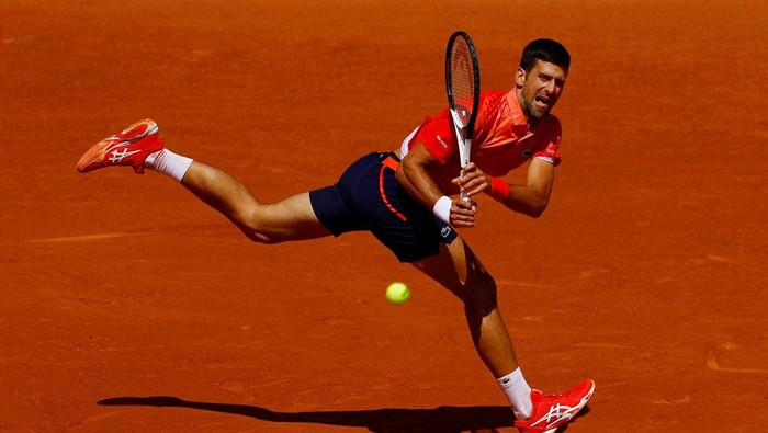 Djokovic Kalahkan Aleksandar Kovacevic di Prancis Terbuka Tennis - French Open - Roland Garros, Paris, France - May 29, 2023
Serbia's Novak Djokovic celebrates with fans after winning his first round match against Aleksandar Kovacevic of the U.S. REUTERS/Clodagh Kilcoyne