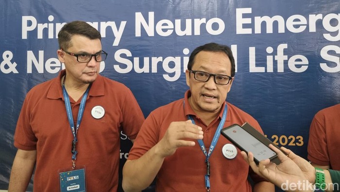 dokter spesialis bedah saraf RS Mitra Keluarga Surabaya dr Nur Setiawan Suroto SpBS (K)
