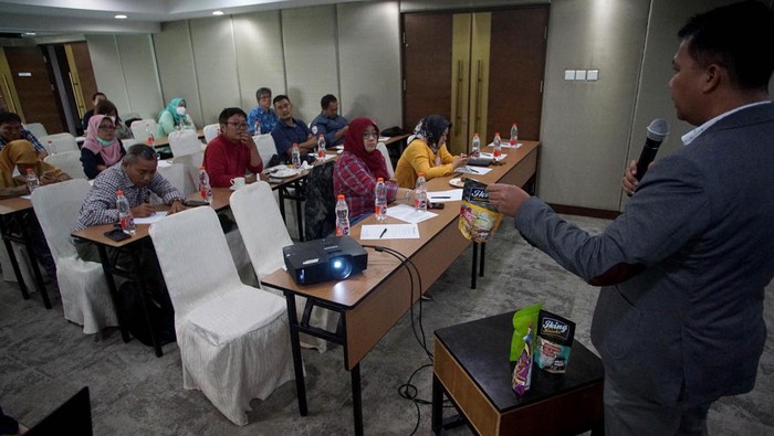 Dongkrak UMKM Lewat KUR Hingga Rp 300 Miliar Pegadaian Kanwil VIII Jakarta 1 terus menggenjot Kredit Usaha Rakyat hingga menggelontorkan dana lebih dari Rp 300 M. Hal itu dilakukan guna membangkitkan semangat berusaha.