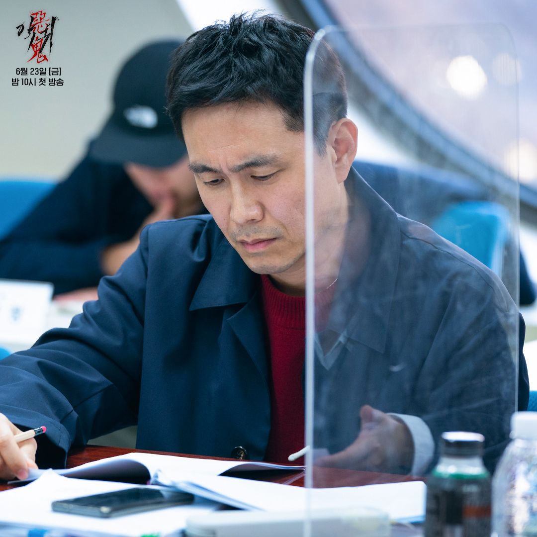 Aktor dan aktris drama Korea Revenant melakukan proses reading naskah.