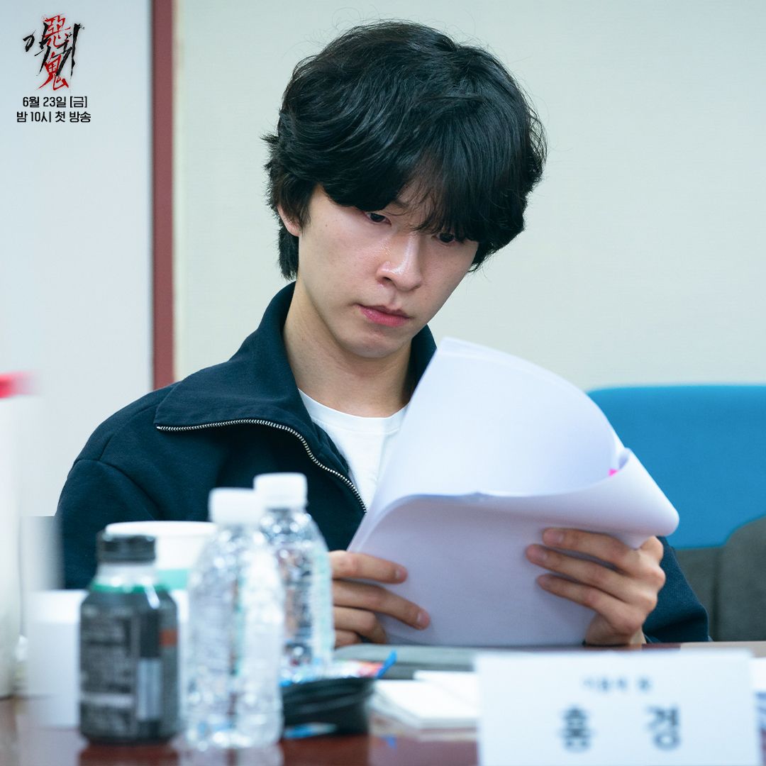 Aktor dan aktris drama Korea Revenant melakukan proses reading naskah.