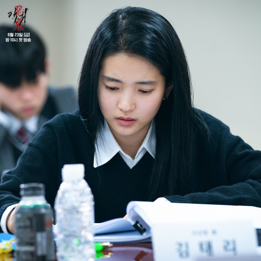 Aktor dan aktris drama Korea Revenant melakukan proses reading naskah.
