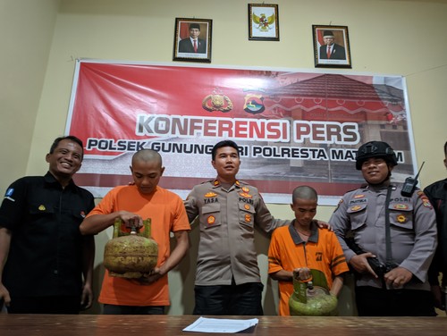 Dua pencuri 30 tabung gas LPG milik mantan bosnya ditangkap polisi di Kecamatan Gunungsari, NTB, Selasa (30/5/2023). Foto: Ahmad Viqi/detikBali.