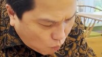 Belum lama ini Erick Thohir menyambangi Menara Danareksa. Ia mampir ke kantin barunya dan mencicipi gado-gado khas Betawi dengan topping ikan asin. Foto: Instagram erickthohir