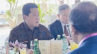 Dalam rangkaian acara KTT ASEAN Summit di Labuan Bajo, Erick Thohir menikmati makan siang dengan para menteri. Ditemenin menu-menu khas nusantara: ayam bumbu rujak, ikan bumbu kuning dan ditutup sama es doger. Semuanya lezat, katanya.  Foto: Instagram erickthohir