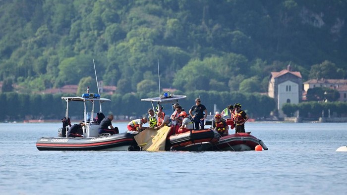 Sebuah kapal tenggelam di Sesto Calende, Itala akibat badai. Kapal tersebut kemudian dievakuasi oleh damkar dan penyelam scuba.
