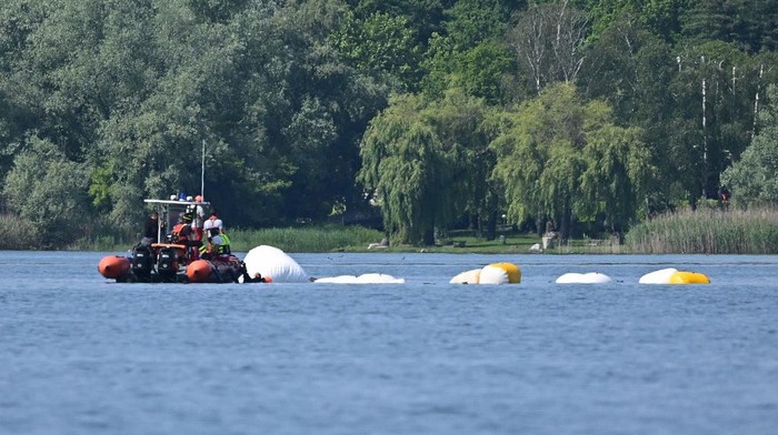 Evakuasi Kapal Wisata Tenggelam di Italia yang Tewaskan 4 Orang Sebuah kapal tenggelam di Sesto Calende, Itala akibat badai. Kapal tersebut kemudian dievakuasi oleh damkar dan penyelam scuba.