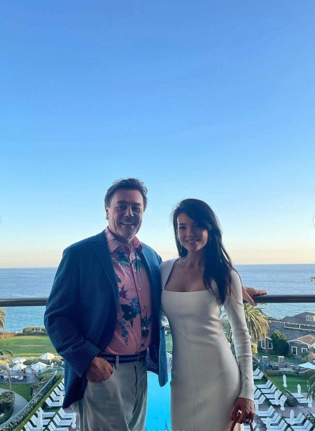 Saat ini Farah Quinn sudah kembali menikah dengan pria lain. Suami barunya  yang diduga tajir melintir itu pun akhirnya diungkap Farah Quinn ke akun Instagramnya. Foto: Instagram/@farahquinnofficial