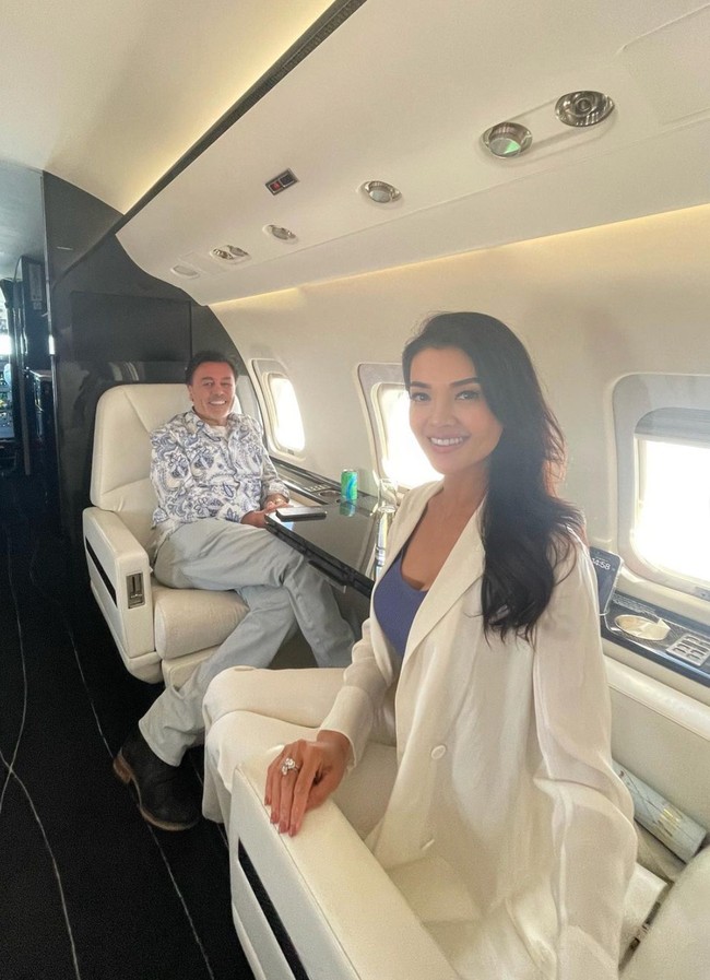 Kehidupan Farah Quinn sebelumnya sendiri memang sudah cukup mewah. Kini ia tampak sering bepergian menggunakan jet pribadi. Foto: Instagram/@farahquinnofficial