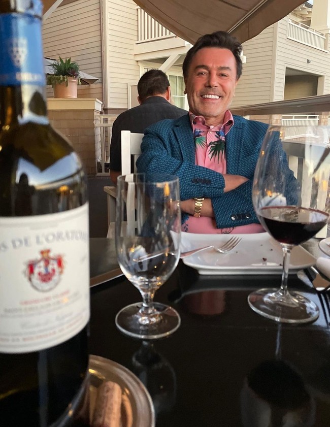 Setelah melihat sosok suami Farah Quin, banyak netizen yang menyebut jika suaminya itu memiliki kemiripan dengan Elon Musk hingga Tony Stark. Bagaimana menurutmu? Foto: Instagram/@farahquinnofficial