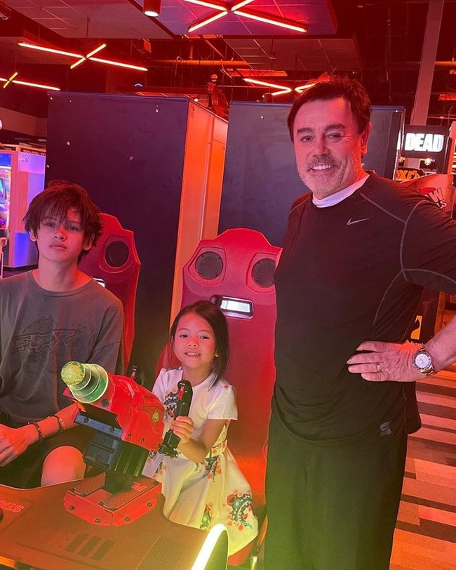 Tak sedikit netizen yang ikut senang melihat Farah Quinn kini sudah bisa menemukan sosok ayah bagi anak-anaknya. Unggahan Farah Quinn itu pun banjir doa dan dukungan. Foto: Instagram/@farahquinnofficial