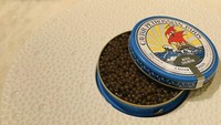 Wow! Farah Quinn dan suaminya juga sempat mencoba caviar segar asal Prancis. Diketahui harga 30g caviar ini mencapai Rp 16 juta. Foto: Instagram @farahquinnofficial