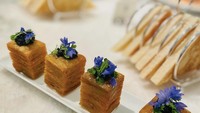 Selain caviar, wanita 43 tahun itu juga mencicipi dessert berupa potongan kue mini di sebuah restoran. Kuenya mirip seperti lapis legit ya? Foto: Instagram @farahquinnofficial