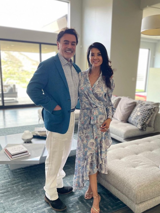 Farah Quinn akhirnya memamerkan paras sang suami melalui akun Instagram pribadinya. Sebelumnya Farah Quinn sendiri tak pernah memamerkan foto suaminya itu ke publik. Foto: Instagram/@farahquinnofficial