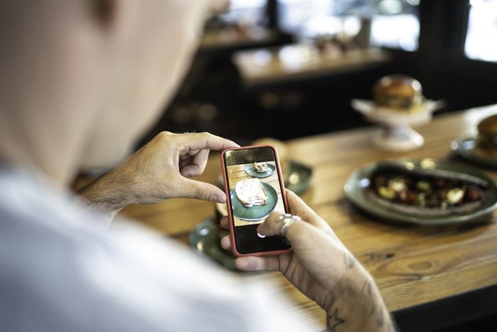 Food vlogger