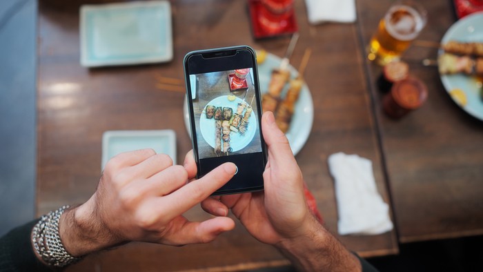 Food vlogger