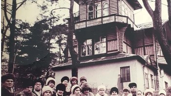 Sosok yang diduga pemilik rumah sebelumnya. Foto: Reddit